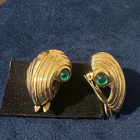 Paolo Gucci Elegant Gold and Green Clip-On Earrings - Picture 1 of 4